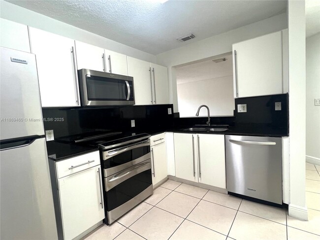 4704 NW 114th Ave in Doral, FL - Building Photo - Building Photo