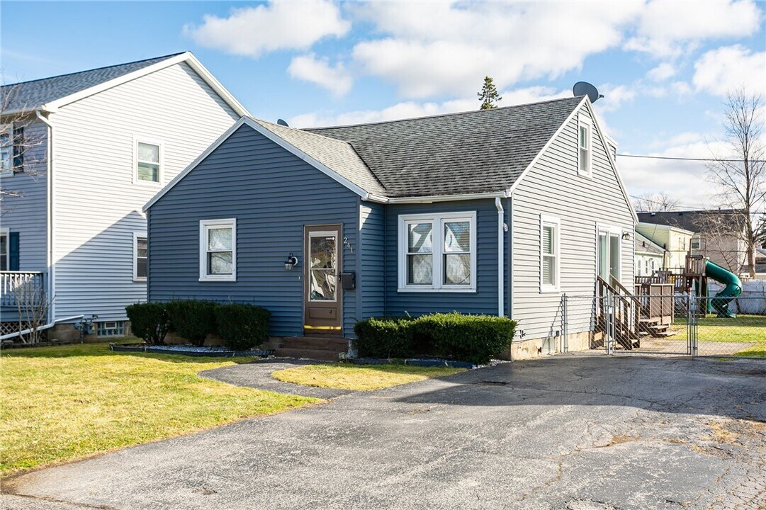 241 Chesterton Rd in Rochester, NY - Building Photo