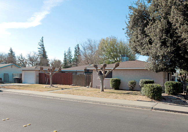 305 Riverside Dr in Modesto, CA - Foto de edificio - Building Photo