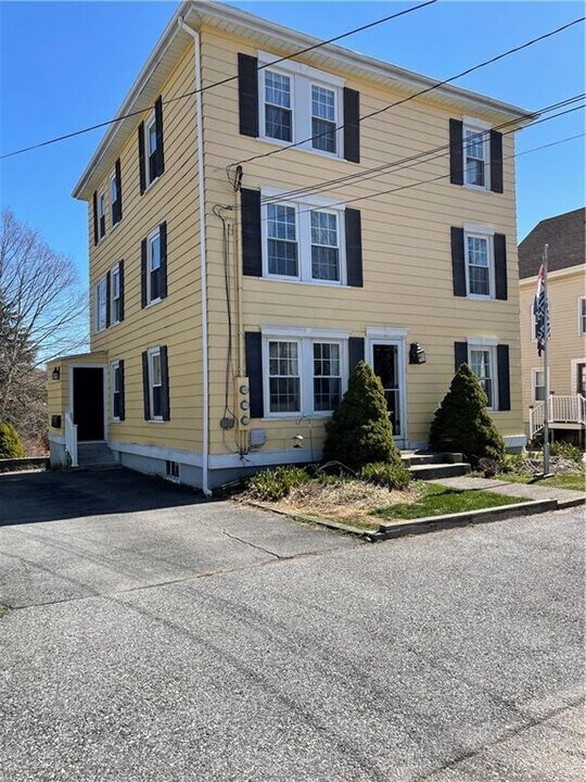 12 Third School St in Bristol, RI - Building Photo