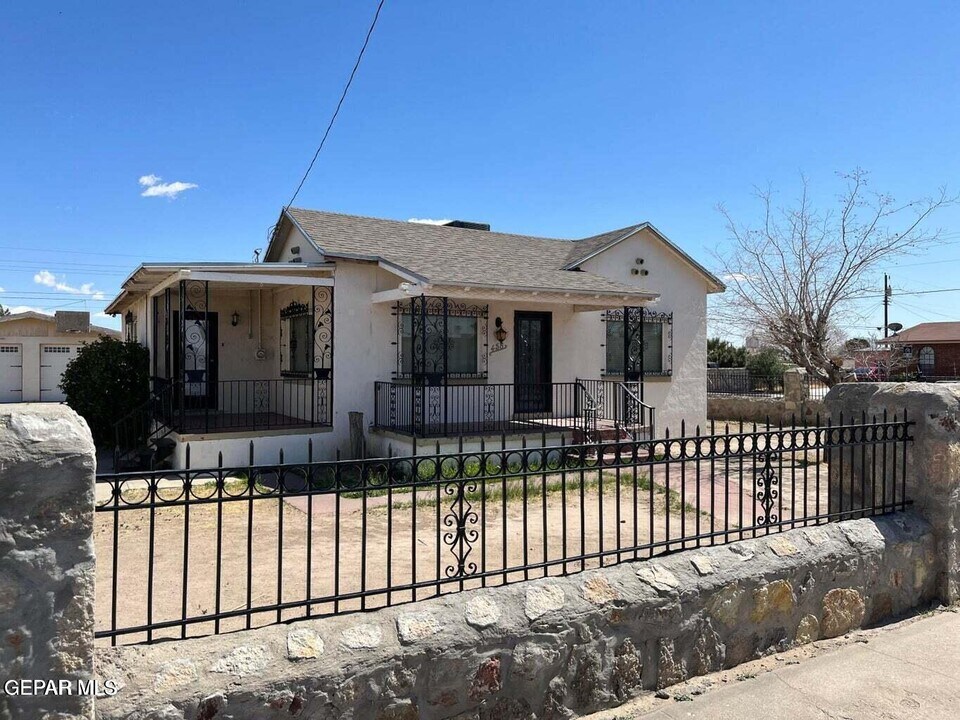 458 Val Verde St in El Paso, TX - Building Photo