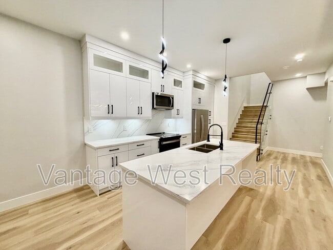 1669 Highland Dr N in Kelowna, BC - Building Photo - Building Photo