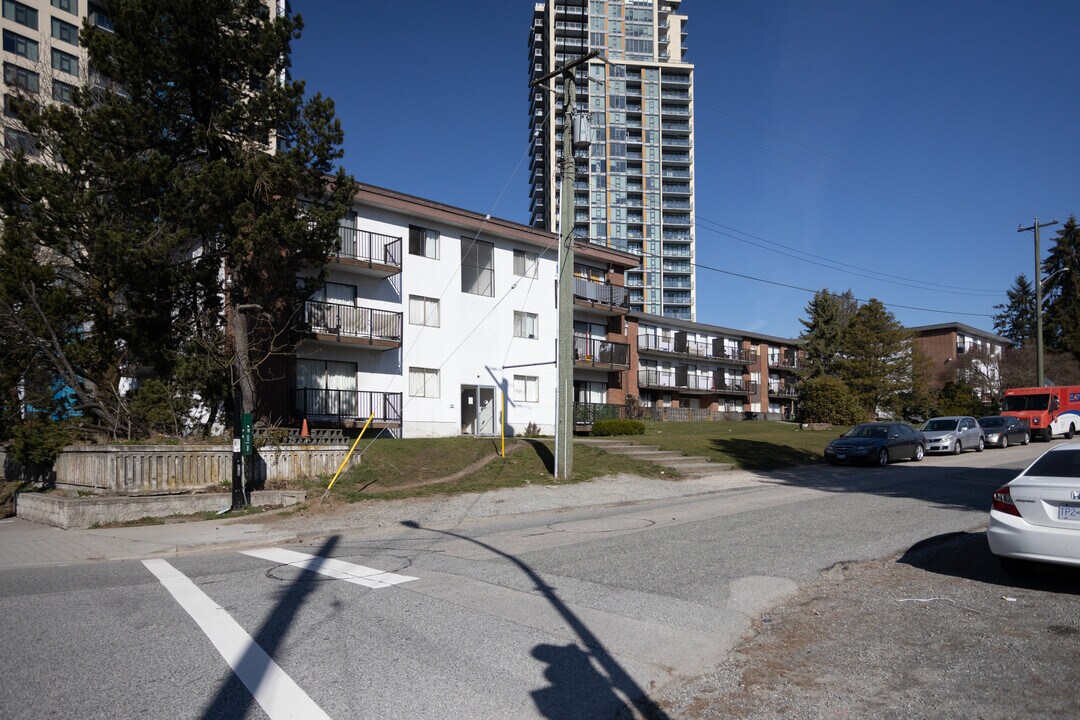 7341 19th Av in Burnaby, BC - Building Photo