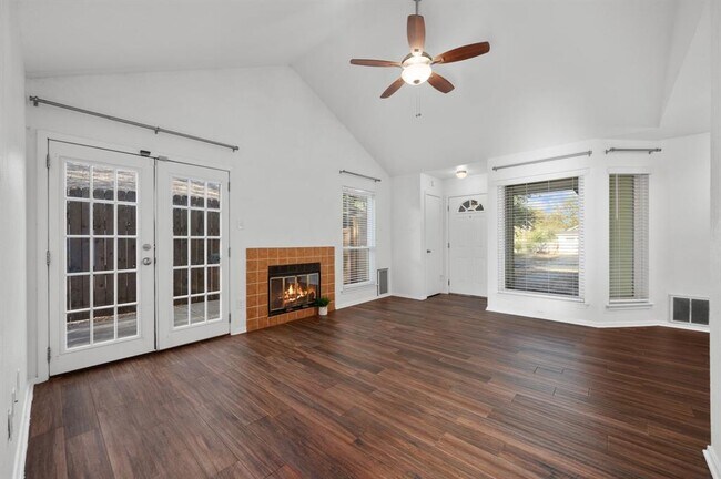 12329 Limerick Ave in Austin, TX - Foto de edificio - Building Photo