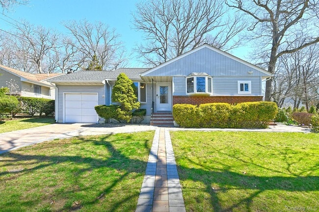 110 Dix Hills Rd in Huntington, NY - Building Photo - Building Photo