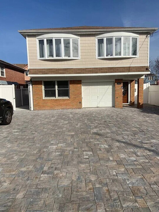 217 Armstrong Ave in Staten Island, NY - Building Photo
