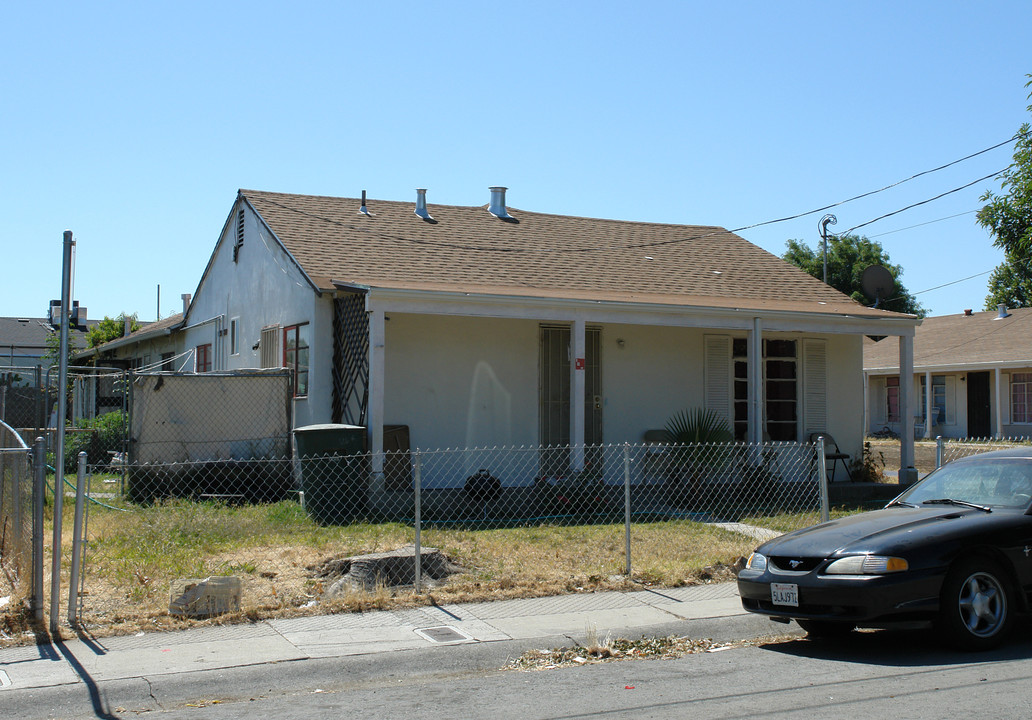 126 Madoline St in Pittsburg, CA - Building Photo