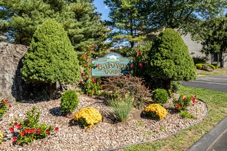 Baldwin Court in Newington, CT - Foto de edificio - Building Photo
