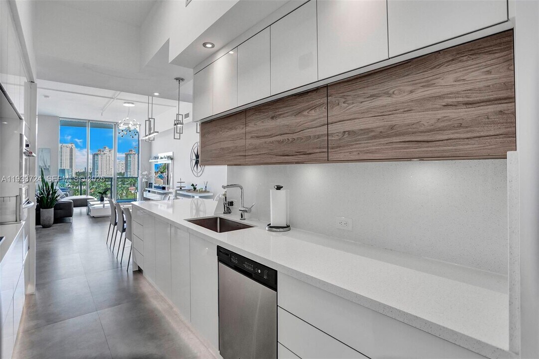 3029 NE 188th St in Aventura, FL - Building Photo