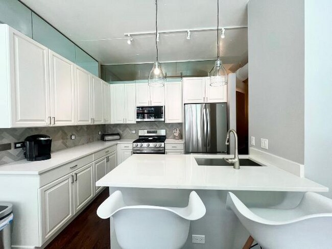 910 W Madison St in Chicago, IL - Building Photo - Building Photo