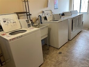 256 E Thirteen Mile Rd in Madison Heights, MI - Building Photo - Building Photo