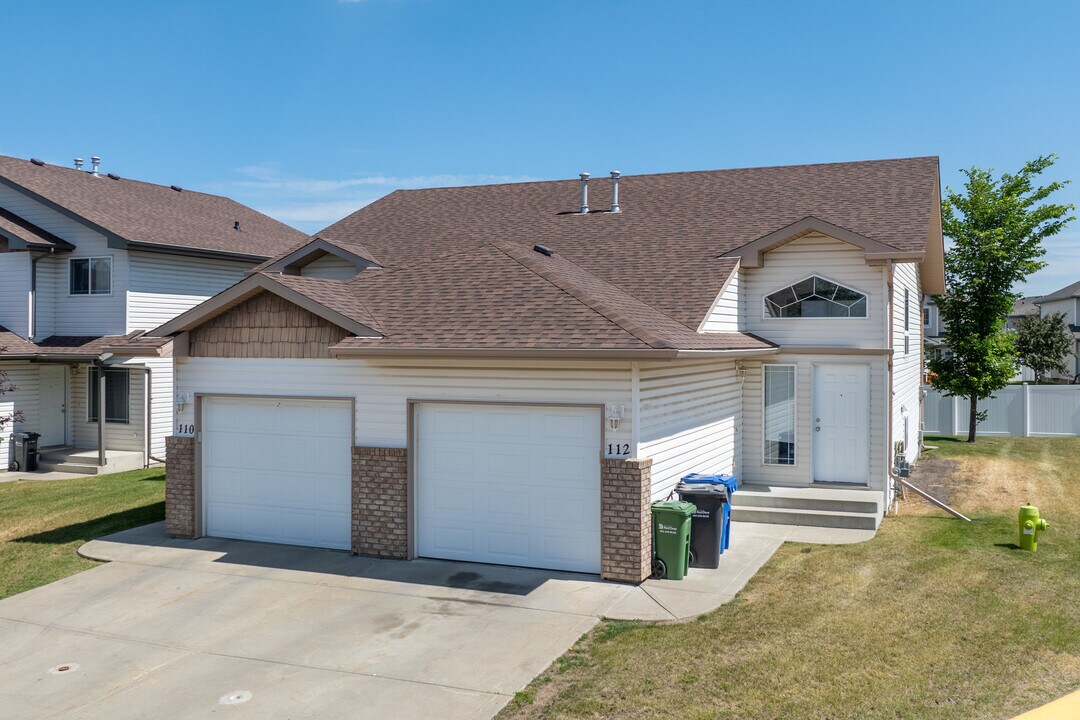 Oxford Place in Red Deer, AB - Building Photo