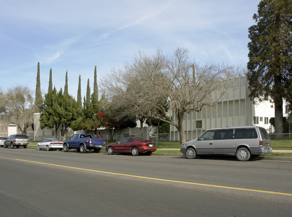 317-325 S B St in Madera, CA - Building Photo