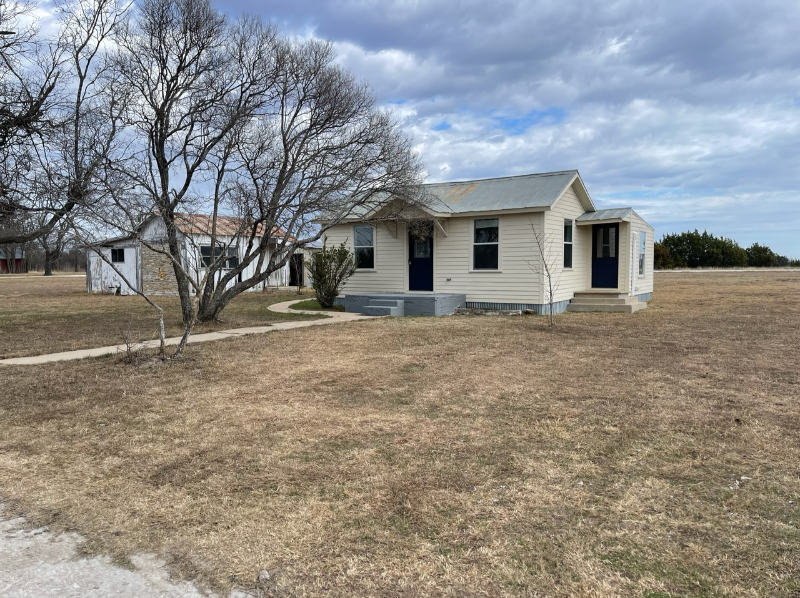 6990 FM 932 in Jonesboro, TX - Building Photo