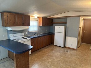 6920 Leann Ln in Wallis, TX - Building Photo - Building Photo