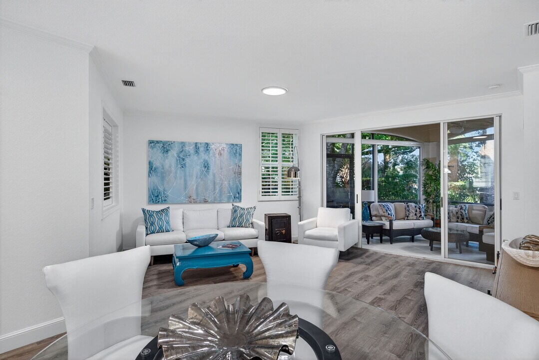 8390 Excalibur Cir in Naples, FL - Building Photo