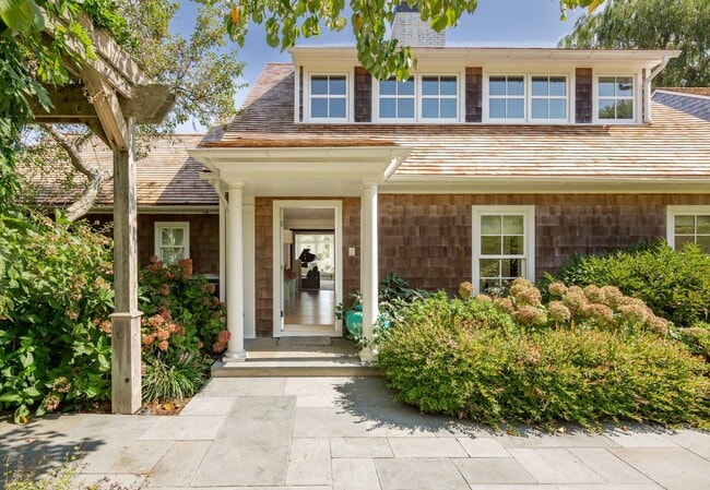 480 Captains Neck Ln in Southampton, NY - Building Photo - Building Photo