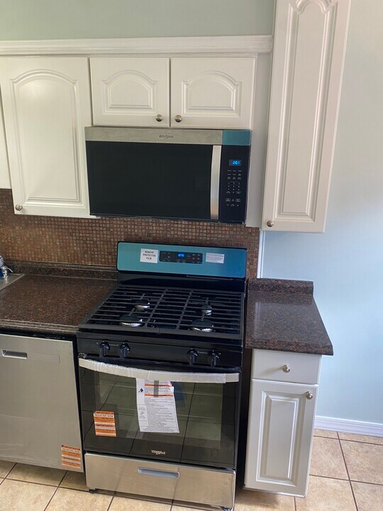 178 E Fariston Dr in Philadelphia, PA - Building Photo