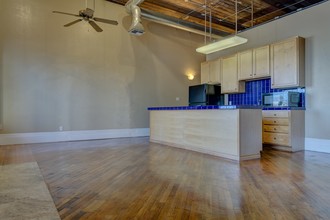 215 E Ferguson St in Tyler, TX - Building Photo - Interior Photo