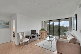 7835 Lakeside Blvd in Boca Raton, FL - Foto de edificio - Building Photo