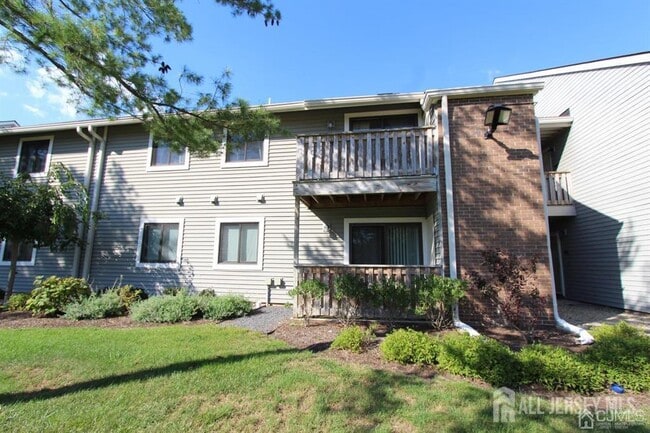 208 Ravens Crest Dr in Plainsboro, NJ - Foto de edificio - Building Photo
