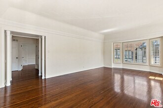 918 1/2 Serrano Ave in Los Angeles, CA - Building Photo - Building Photo