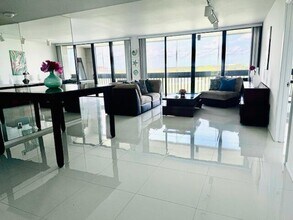 2000 Presidential Way in West Palm Beach, FL - Building Photo - Building Photo