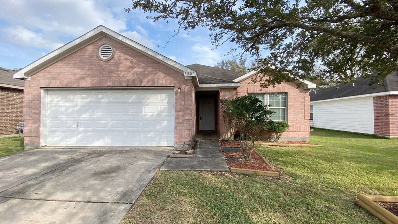 3402 Hunter's Canyon in Baytown, TX - Building Photo