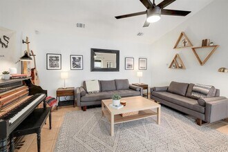 2205 Waterway Bend in Austin, TX - Foto de edificio - Building Photo