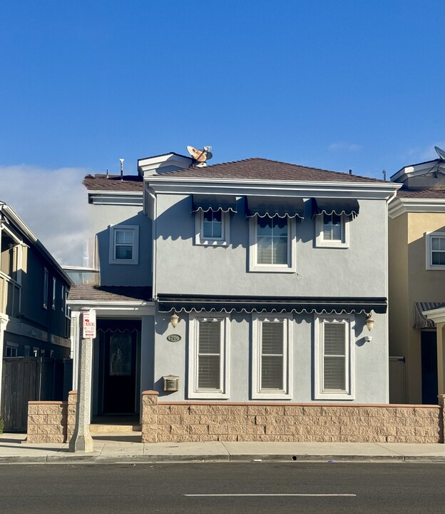 206 E Balboa Blvd in Newport Beach, CA - Building Photo