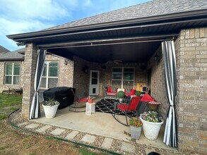 5804 S 66th St in Cave Springs, AR - Foto de edificio - Building Photo
