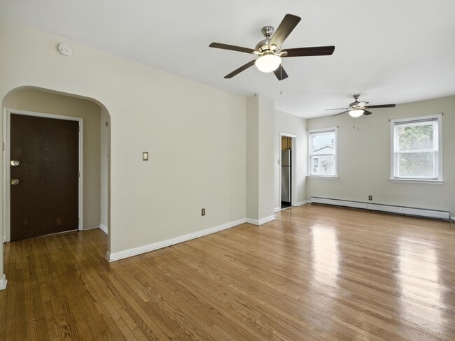 32 Gardner Ave, Unit Floor 2 in Jersey City, NJ - Foto de edificio - Building Photo