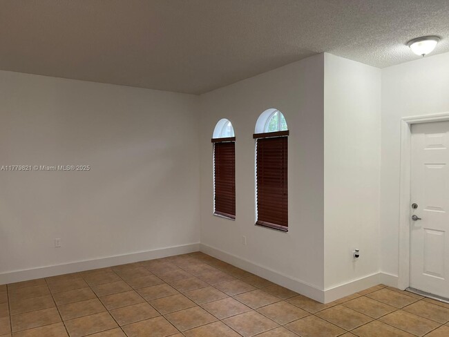 5240 NW 109th Ave in Doral, FL - Building Photo - Building Photo