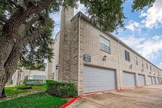 7348 Regency Square Ct in Houston, TX - Building Photo - Building Photo