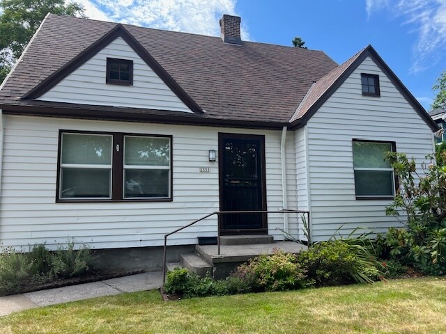 2351 SE 51st Ave in Portland, OR - Foto de edificio