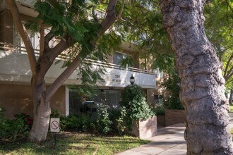 200 N Almont Dr in Beverly Hills, CA - Building Photo - Building Photo