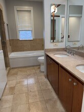 820 W Wrightwood Ave, Unit 820 W Wrightwood Unit 2 in Chicago, IL - Building Photo - Building Photo