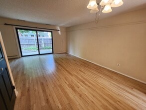 43 Point of Woods Dr in Albany, NY - Building Photo - Building Photo