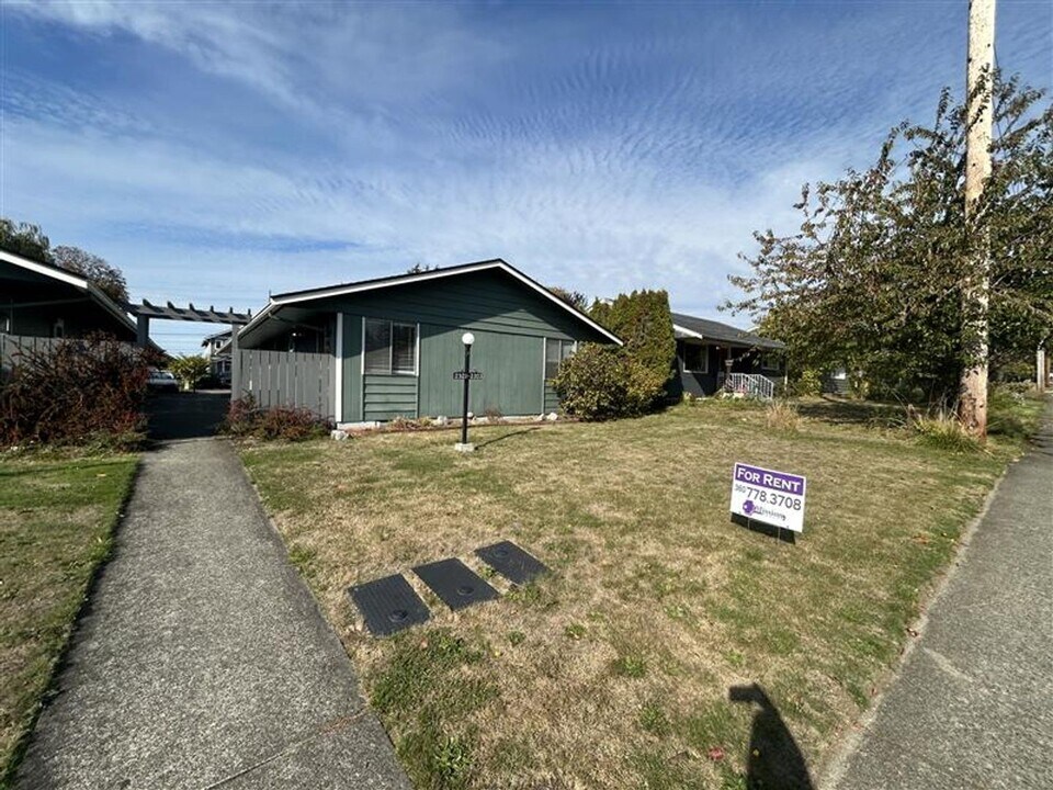 2321 Pacific St in Bellingham, WA - Building Photo