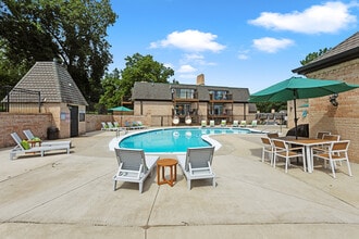Thousand Oaks in Shawnee, KS - Building Photo - Building Photo