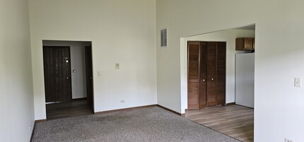 300 Village Creek Dr in Lake In The Hills, IL - Building Photo - Building Photo