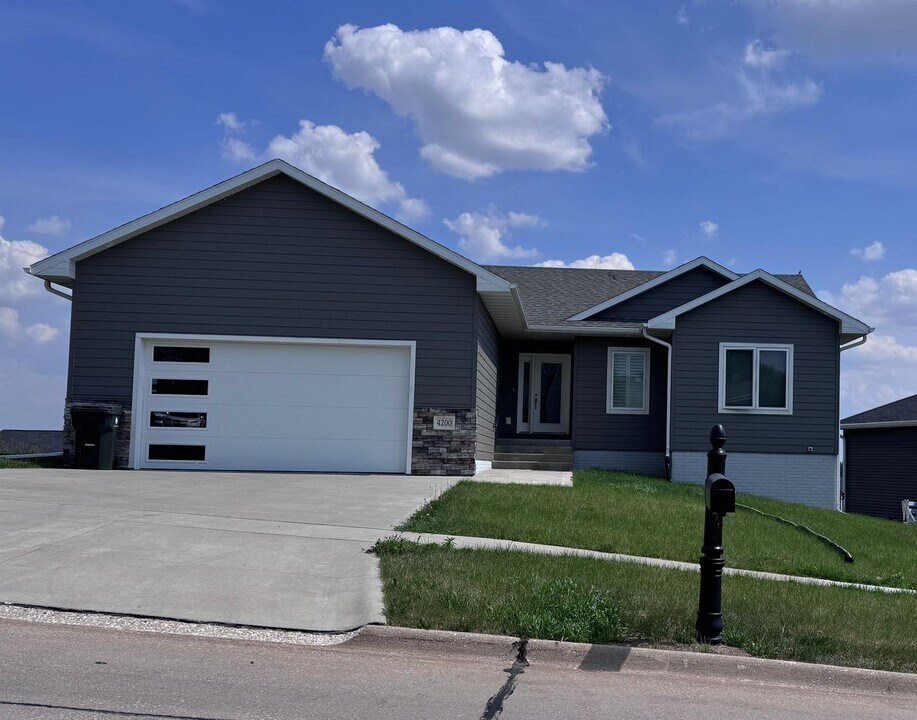 4200 Fieldcrest Dr in Sioux City, IA - Building Photo