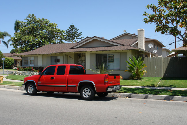 7541 Amazon Dr in Huntington Beach, CA - Building Photo - Building Photo