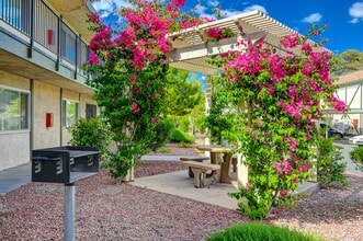 Desert Pines Villas in Las Vegas, NV - Foto de edificio - Building Photo