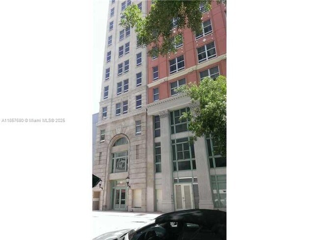 111 E Flagler St in Miami, FL - Foto de edificio - Building Photo