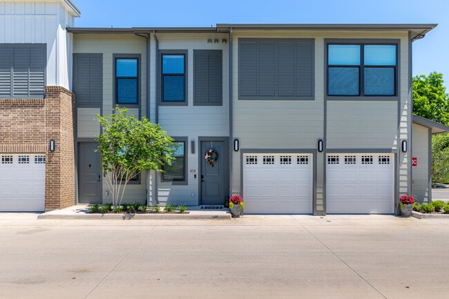 Maple + Denton in Dallas, TX - Foto de edificio - Building Photo