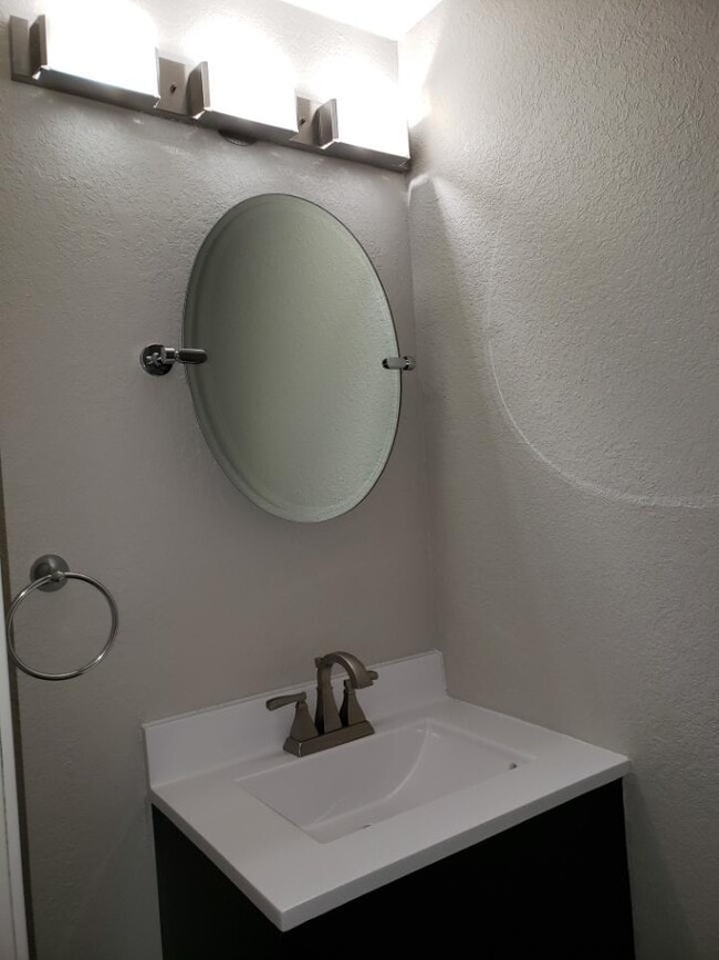 1135 W South Park Ave, Unit F in Oshkosh, WI - Building Photo - Building Photo