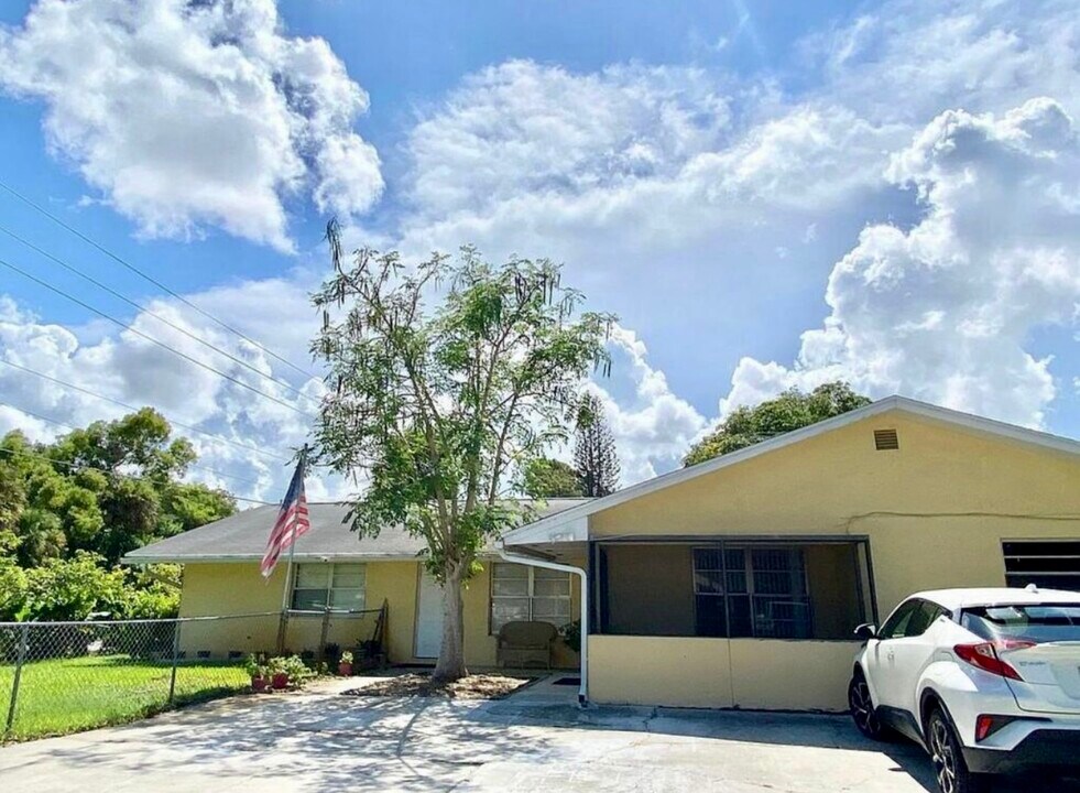 3278 SE Ferndale Ave in Stuart, FL - Building Photo