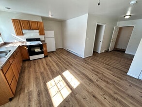 231 Constant Ave in Severn, MD - Foto de edificio - Building Photo