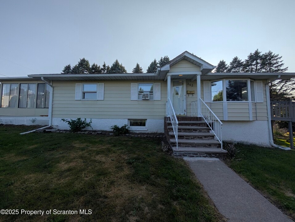 343 Atlantic St in Jessup, PA - Foto de edificio